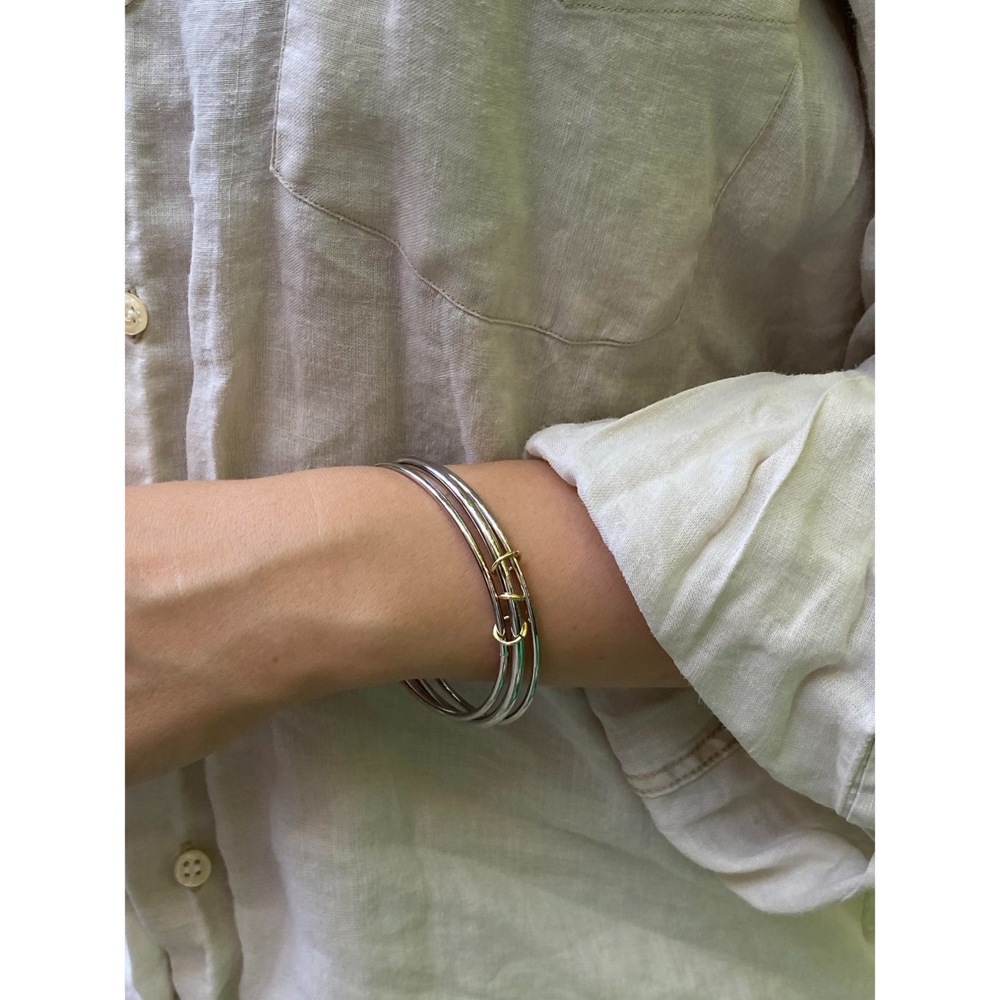 3’lü Gümüş Renk Bilezik Seti – Altın Halka Detaylı