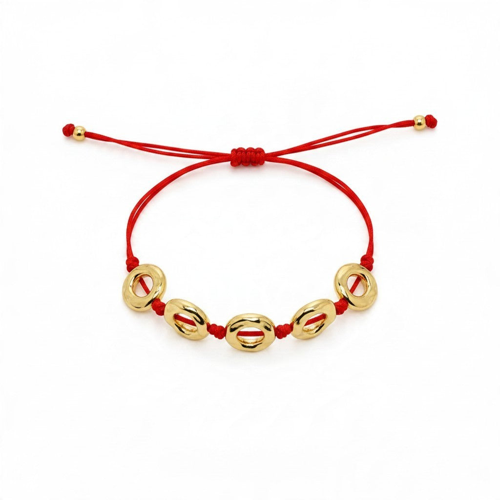 Perle Jewelry Ruby Ring Gold Bileklik, kırmızı ipli ve altın rengi halka detaylı ayarlanabilir modern tasarım