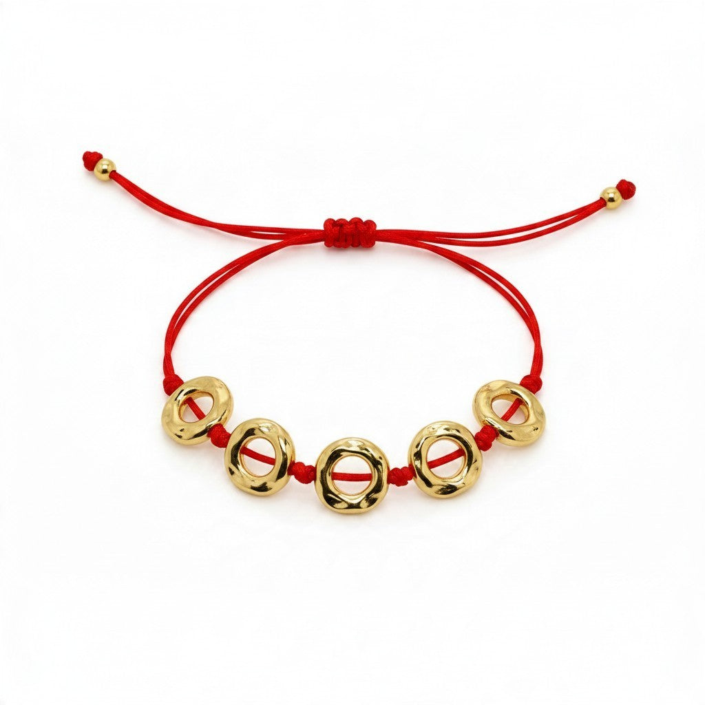 Perle Jewelry Ruby Ring Gold Bileklik, kırmızı ipli ve altın kaplama halka detaylı ayarlanabilir şık bileklik