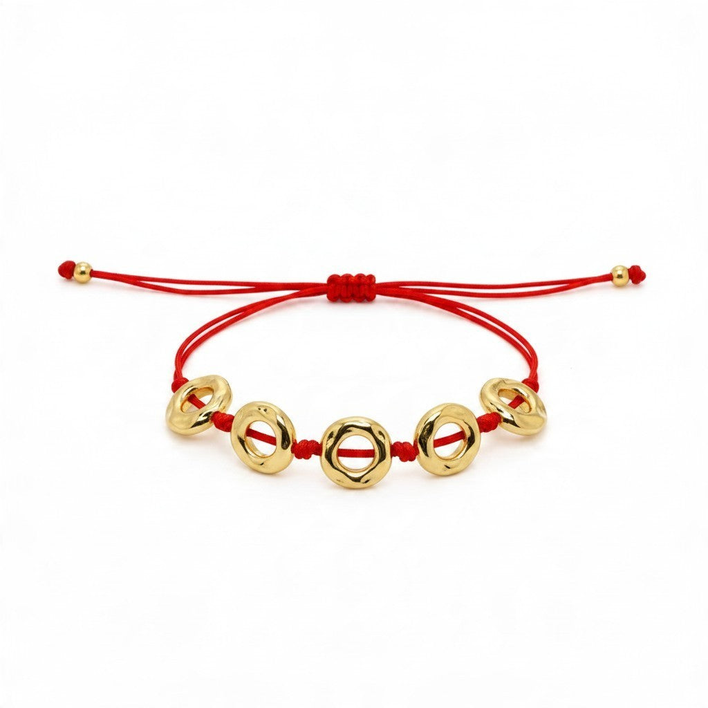Perle Jewelry Ruby Ring Gold Bileklik, kırmızı ipli ve altın rengi halka detaylı ayarlanabilir şık tasarım.